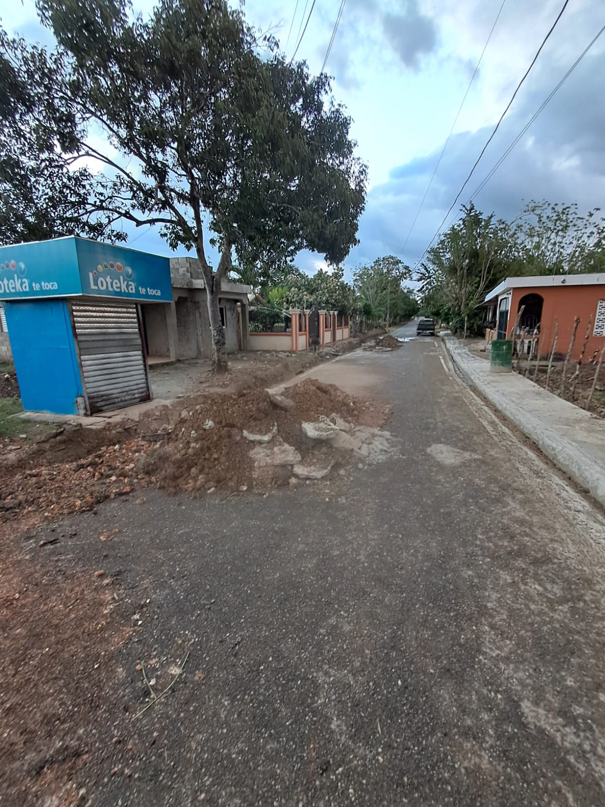 Avanzan los  Trabajos de Construcción de Aceras y Contenes en